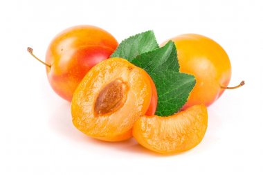 Sarı Erik ve yarım bırakır izole üzerinde beyaz arka plan