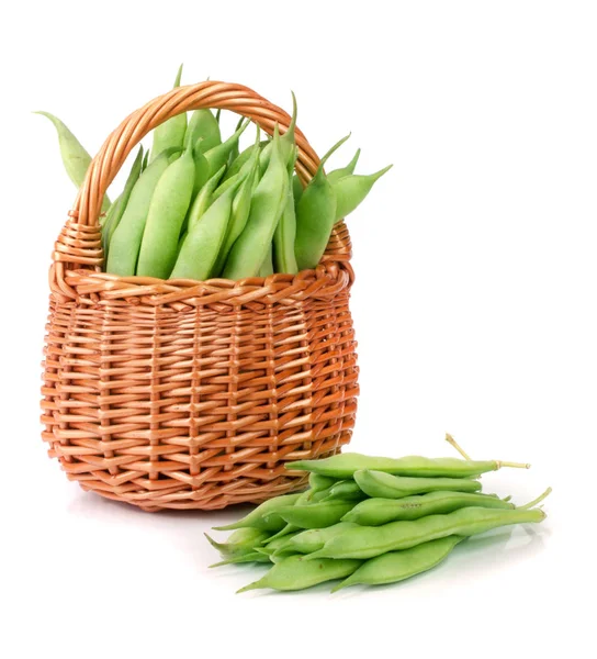 Grüne Bohnen in einem Weidenkorb isoliert auf weißem Hintergrund — Stockfoto