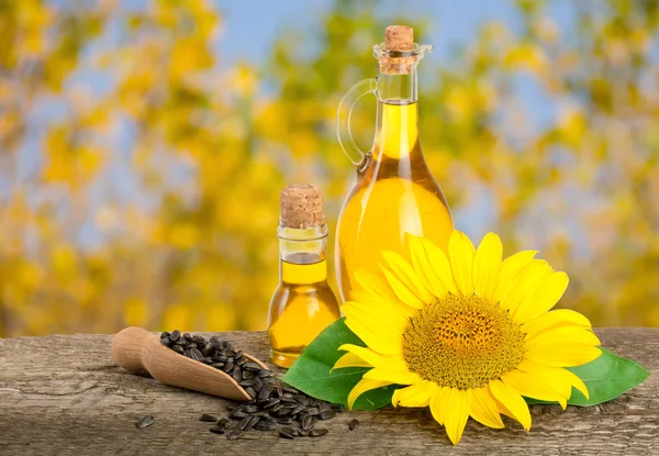 Zonnebloemolie en bloem geïsoleerd op witte achtergrond — Stockfoto