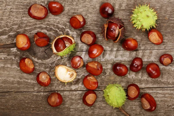 eski ahşap arka plan üzerinde izole kestane. Üstten Görünüm