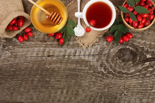 çay rose hips ve ballı kopya alanı metniniz için eski ahşap zemin üzerine. Üstten Görünüm