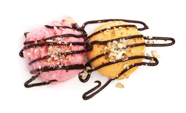 Beyaz arka plan üzerinde izole eritilmiş çikolata en iyi manzaralı sarı ve pembe dondurma