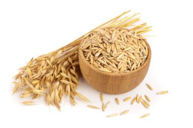 Beyaz arka plan üzerinde izole ahşap kase tahıl Spike'la yulaf