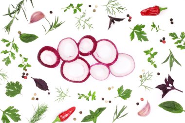 soğan, sarımsak, acı biber ve baharat beyaz arka plan üzerinde izole. Üstten Görünüm