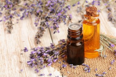 Bitkisel yağ ve ahşap arka plan üzerinde lavanta çiçekleri