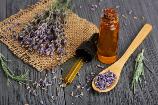 Bitkisel yağ ve ahşap arka plan üzerinde lavanta çiçekleri
