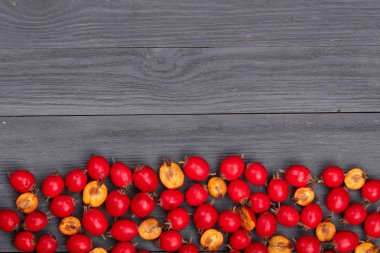 Hawthorn berry kopya alanı metni siyah bir ahşap zemin üzerinde. Üstten Görünüm