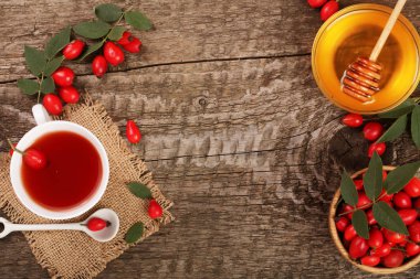 çay rose hips ve ballı kopya alanı metniniz için eski ahşap zemin üzerine. Üstten Görünüm