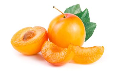 Sarı Erik ve yarım bırakır izole üzerinde beyaz arka plan