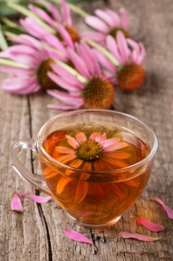 Eski ahşap masa Ekinezya çayı fincan