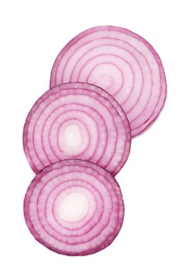 Beyaz arka plan üzerinde izole kırmızı soğan dilimlenmiş. Üstten Görünüm