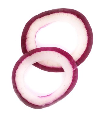 Beyaz arka plan üzerinde izole kırmızı soğan dilimlenmiş. Üstten Görünüm