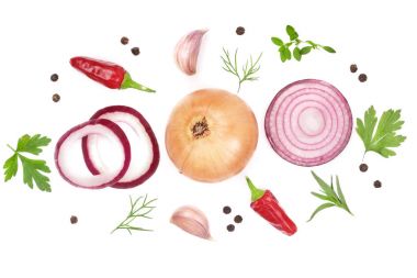 soğan, sarımsak, acı biber ve baharat beyaz arka plan üzerinde izole. Üstten Görünüm