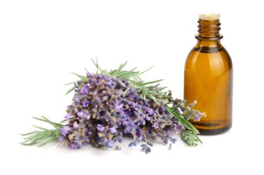 Beyaz arka planda aroma yağı ve lavanta çiçekleri bulunan şişe.