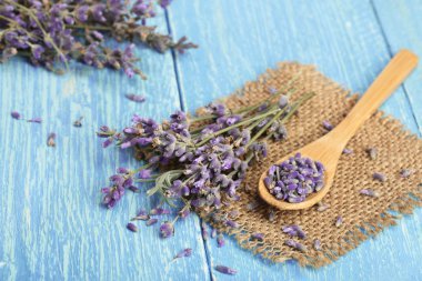 kaşık ile mavi ahşap arka plan üzerinde lavanta