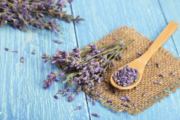 kaşık ile mavi ahşap arka plan üzerinde lavanta