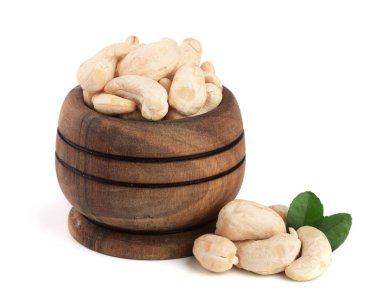 Kaju yaprak beyaz arka plan üzerinde izole bir ahşap kase