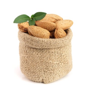 Beyaz arka plan üzerinde izole Sivas'tan çantasından yaprak soyulmamış bademli