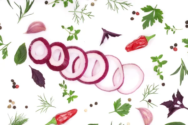 soğan, sarımsak, acı biber ve baharat beyaz arka plan üzerinde izole. Üstten Görünüm