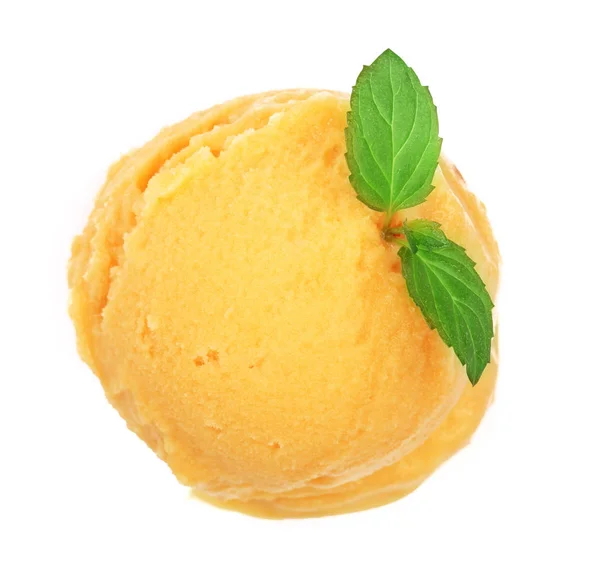 Желтое мороженое с мятным листом сверху на белом фоне — стоковое фото