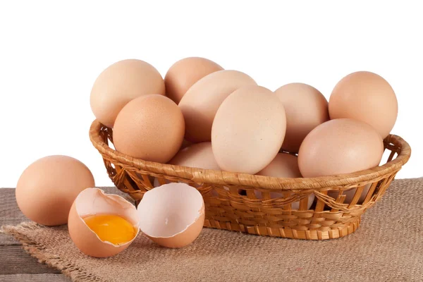 yumurta bir hasır sepet beyaz zemin üzerinde bir ahşap tablo