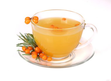 Deniz cehri çay bir bardak beyaz bir arka plan üzerinde izole çilek ile