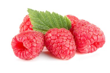 Beyaz arka plan üzerinde izole ahududu. Yığın veya yığın