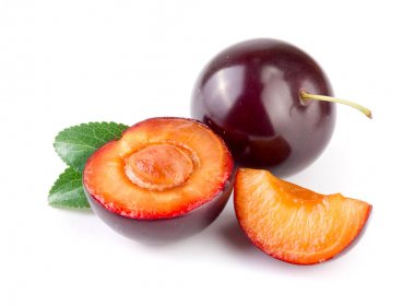 Yarısı yaprakları ile beyaz arka plan üzerinde izole mor Erik bitiş