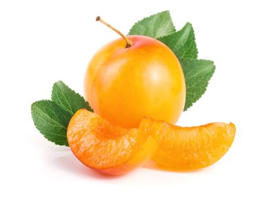 Beyaz arkaplanda yaprakları olan sarı erik