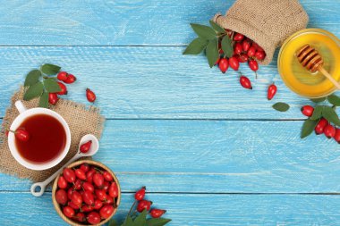 çay rose hips ve ballı kopya alanı metni mavi ahşap zemin üzerine. Üstten Görünüm