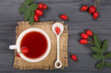 rose hips siyah ahşap zemin üzerine çay. Üstten Görünüm