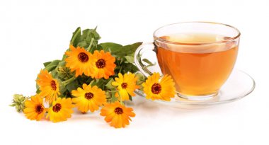Calendula çay beyaz arka plan üzerinde izole taze çiçekler ile