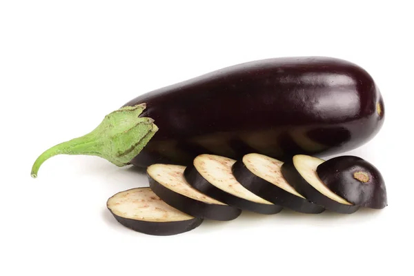 Gesneden aubergine of aubergine groenten geïsoleerd op witte achtergrond — Stockfoto