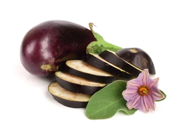 Gesneden aubergine of aubergine groente met bloem geïsoleerd op witte achtergrond — Stockfoto