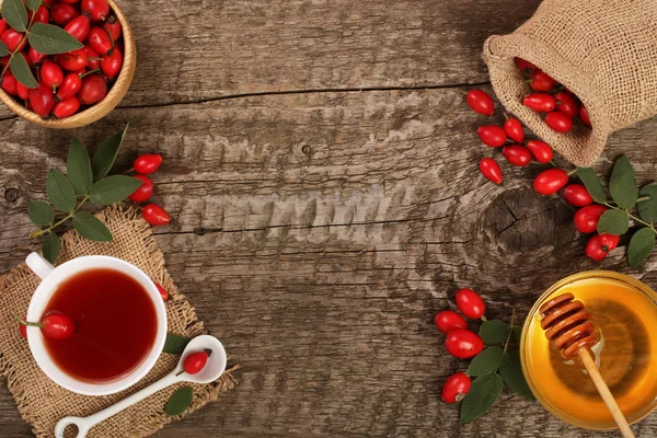 çay rose hips ve ballı kopya alanı metniniz için eski ahşap zemin üzerine. Üstten Görünüm