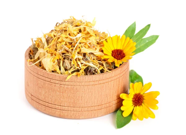 Beyaz arka plan üzerinde izole bir ahşap kase taze ve kuru calendula çiçeklenir. Kadife çiçeği