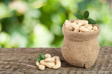 kaju fıstığı yaprak çanta Bahçe arka plan bulanık bir ahşap tablo