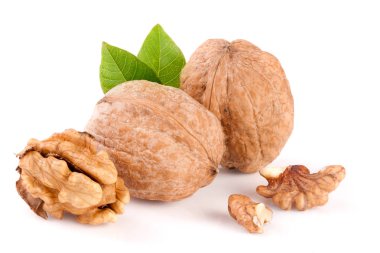 Beyaz arkaplanda yapraklı cevizler