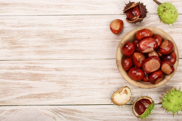 kestane kase kopya alanı metniniz için Beyaz ahşap zemin üzerine. Üstten Görünüm