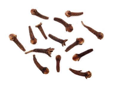 Beyaz arkaplanda izole edilmiş kuru baharat karanfilleri
