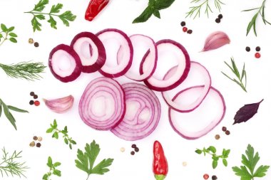 soğan, sarımsak, acı biber ve baharat beyaz arka plan üzerinde izole. Üstten Görünüm