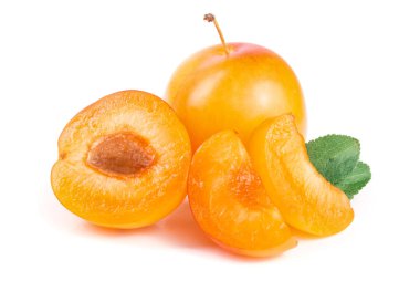 Sarı Erik ve yarım bırakır izole üzerinde beyaz arka plan