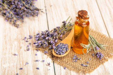 Bitkisel yağ ve ahşap arka plan üzerinde lavanta çiçekleri