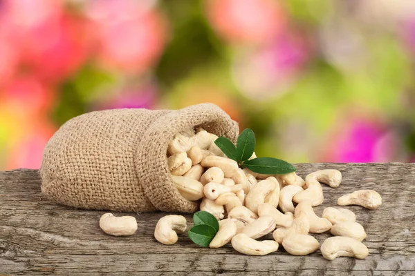 kaju fıstığı yaprak çanta Bahçe arka plan bulanık bir ahşap tablo