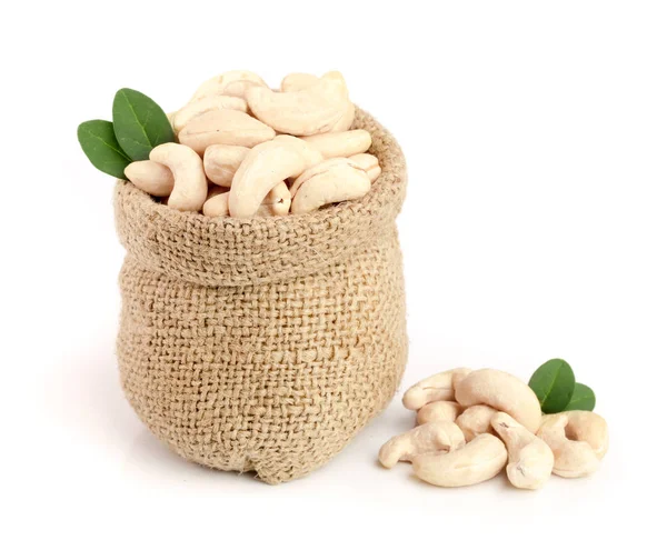 kaju fıstığı yaprak beyaz arka plan üzerinde izole çanta içinde
