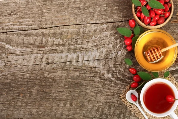 çay rose hips ve ballı kopya alanı metniniz için eski ahşap zemin üzerine. Üstten Görünüm