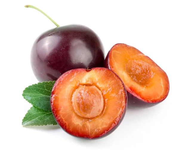 Yarısı yaprakları ile beyaz arka plan üzerinde izole mor Erik bitiş