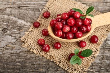 Eski ahşap zemin üzerine kaşık yaprak ile kızılcık