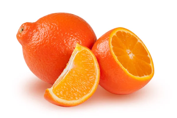 Tangerina laranja ou Mineola com metade e fatia isolada no fundo branco — Fotografia de Stock