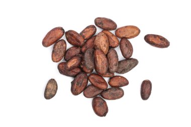 Beyaz arka plan üzerinde yakın çekim yukarıdan izole soyulmamış kakao çekirdeği